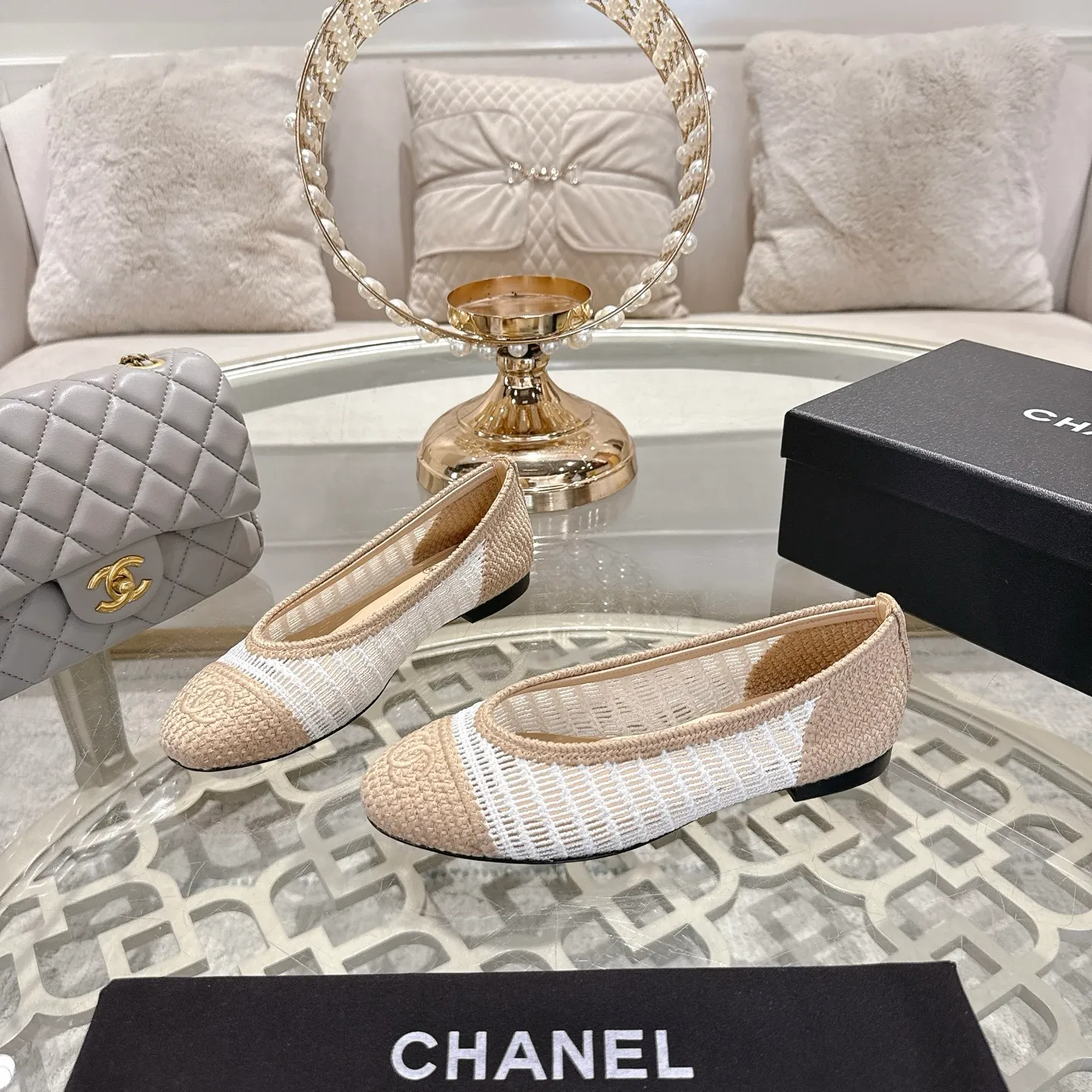💕💕Factory direct selling price p540💕💕 Chanel 25SS finally releases woven ballet shoes‼ ️ Shoes worthy of their own article, I have to say that they are finally waiting for you! So elegant and chill. Wear it in the summer to enjoy the breeze and walk on the street. Round square toe design. Cute and cute~ The appearance is super online. When you wear it, you will feel like a wealthy daughter. I thought it was good-looking. Only when I put it on my feet do I know how easy it is to wear~ Upper: Exclusive custom-made mesh (comfortable and breathable) Foot pad: Sheepskin Outsole: Genuine leather sole imported from Italy Size: 35-39 (customized at 40.41.42)